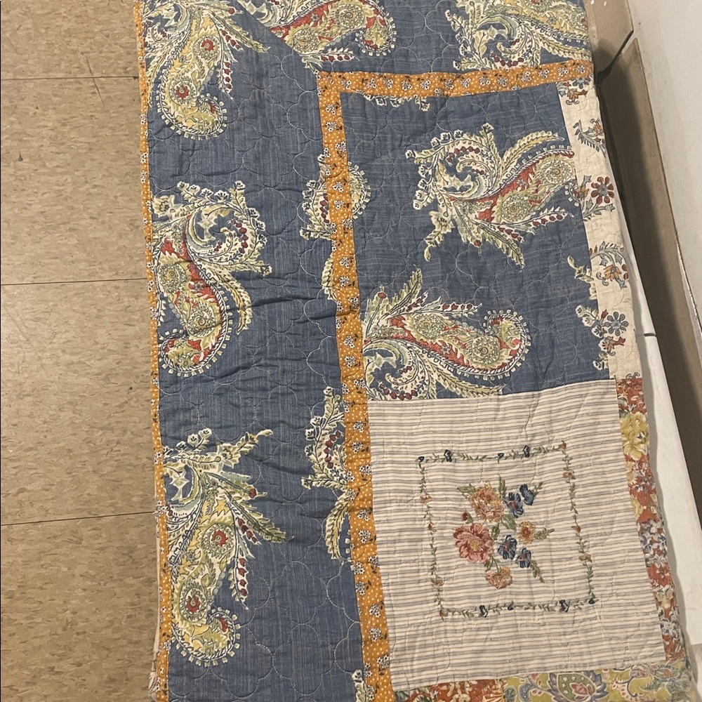Floral Patchwork Quilt - Multicolor - Picture 2 of 4
